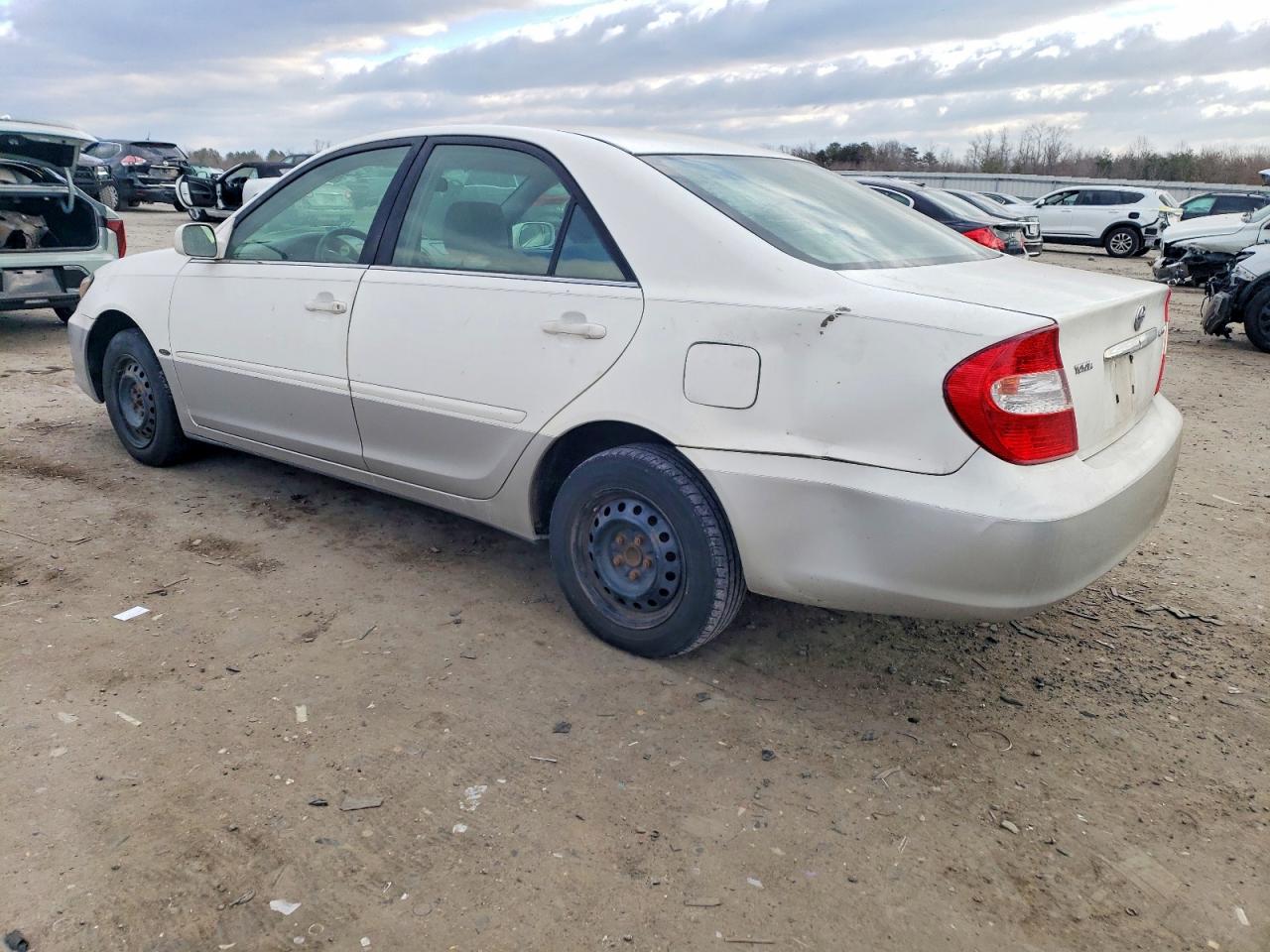 2003 TOYOTA CAMRY LE photo 2