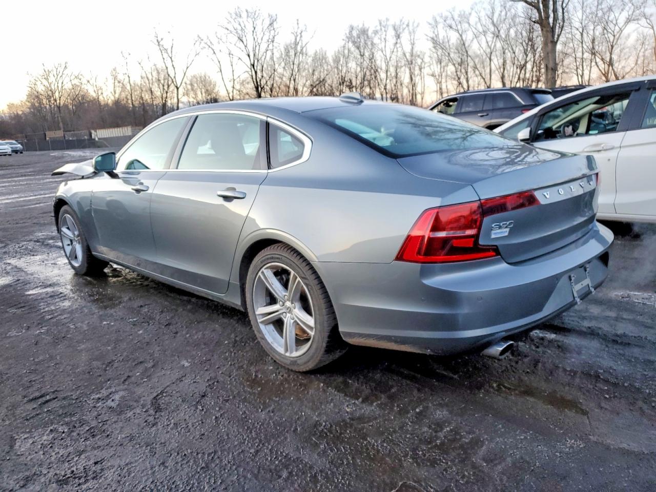 2018 VOLVO S90 T5 MOMENTUM photo 2