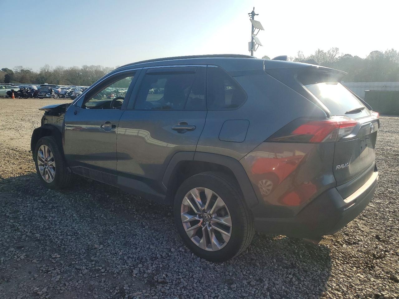 2021 TOYOTA RAV4 XLE photo 3