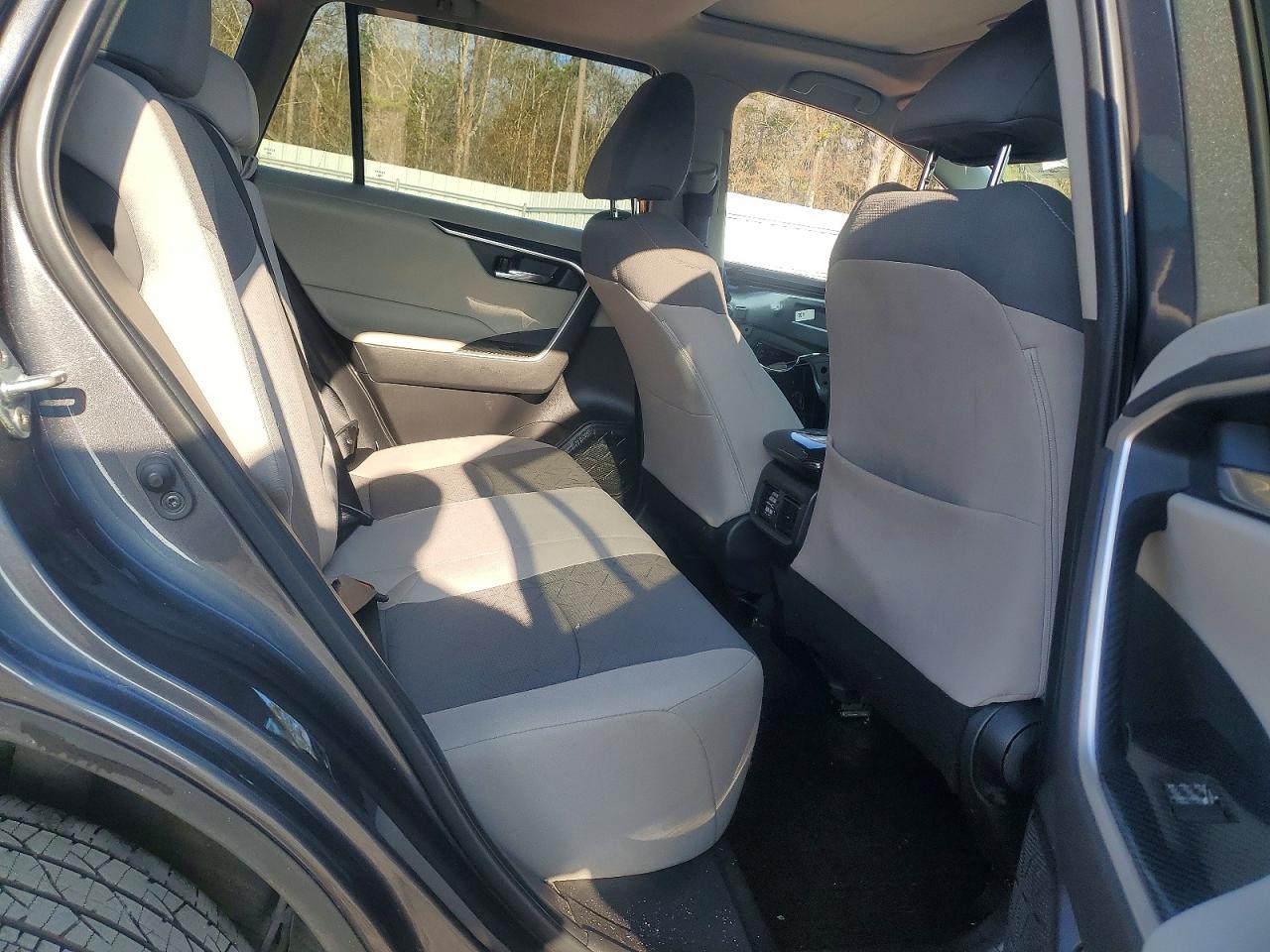2021 TOYOTA RAV4 XLE photo 21