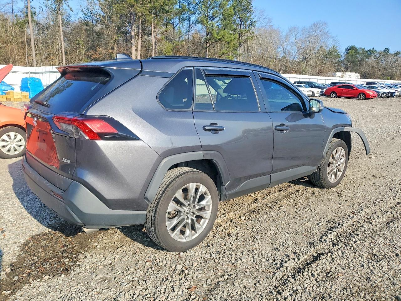 2021 TOYOTA RAV4 XLE photo 5
