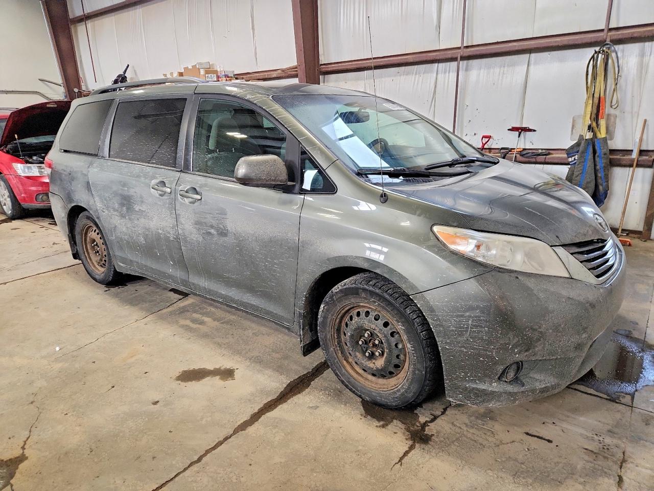 2013 TOYOTA SIENNA LE photo 4
