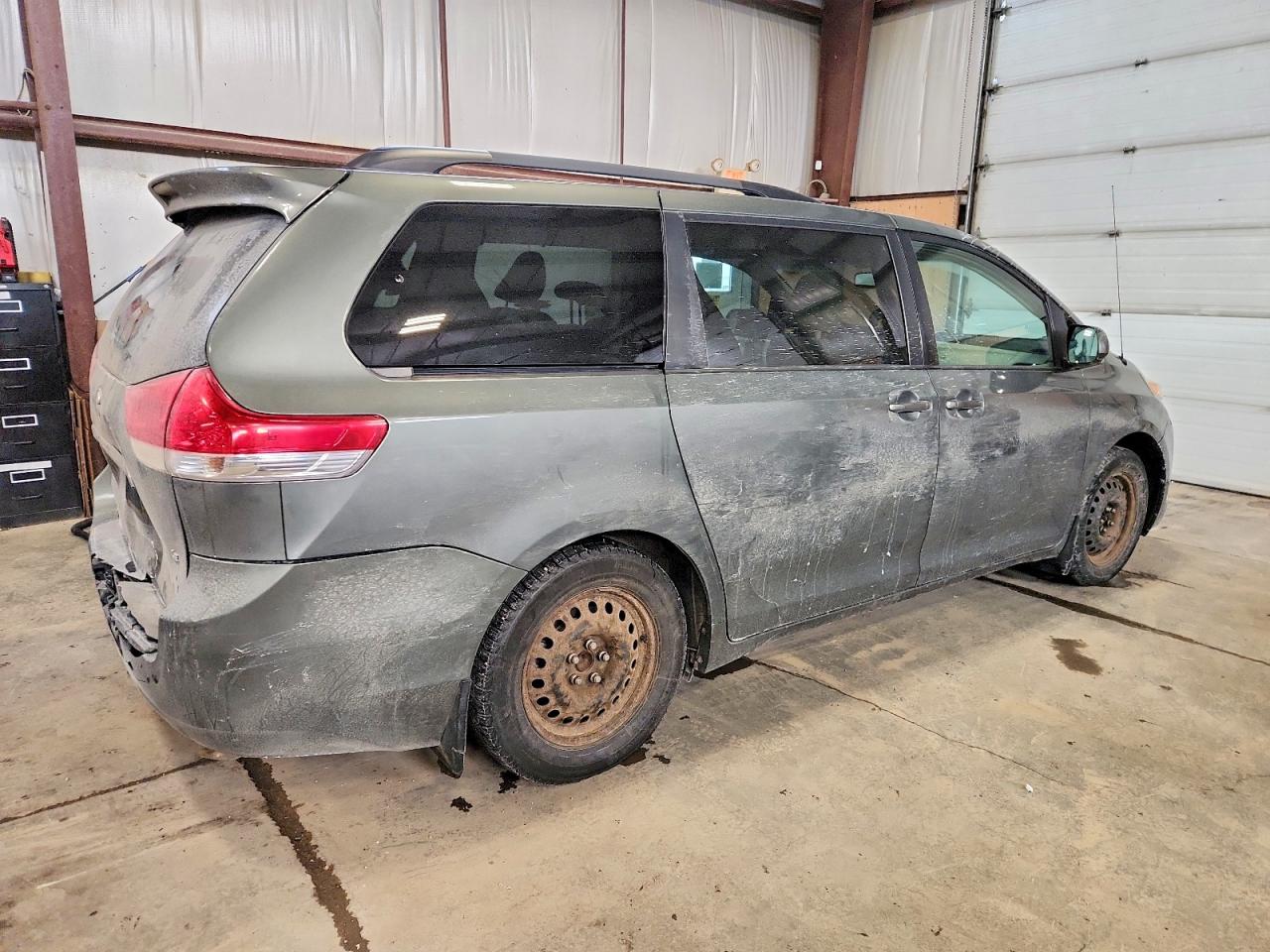 2013 TOYOTA SIENNA LE photo 3