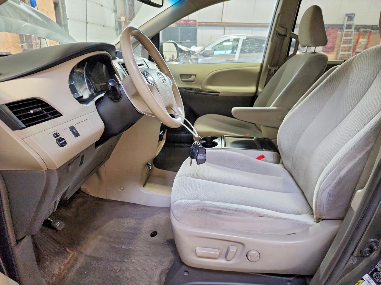 2013 TOYOTA SIENNA LE photo 7