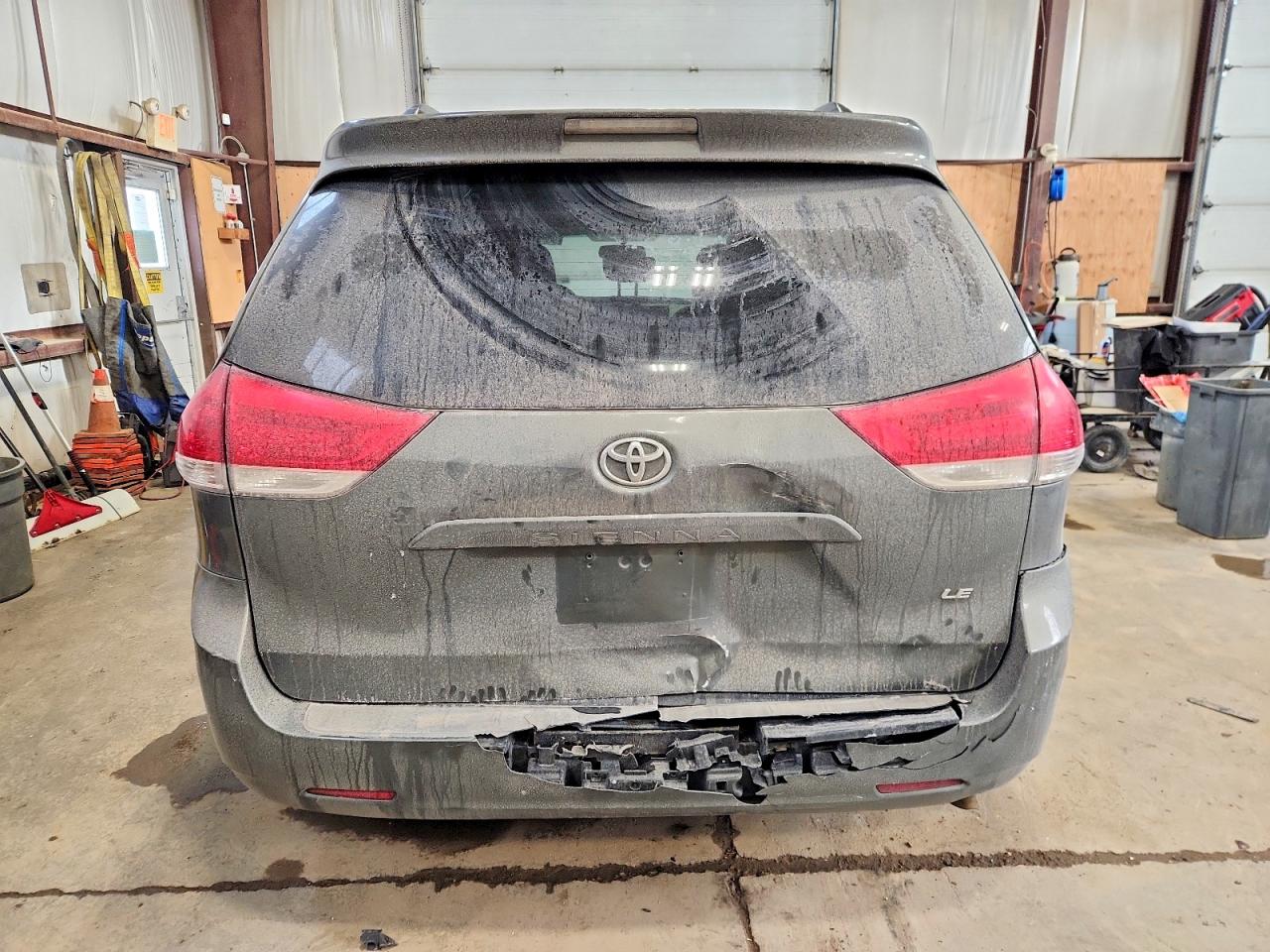 2013 TOYOTA SIENNA LE photo 6