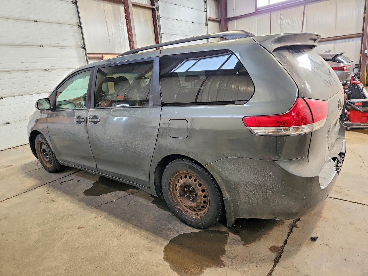2013 TOYOTA SIENNA LE photo 2