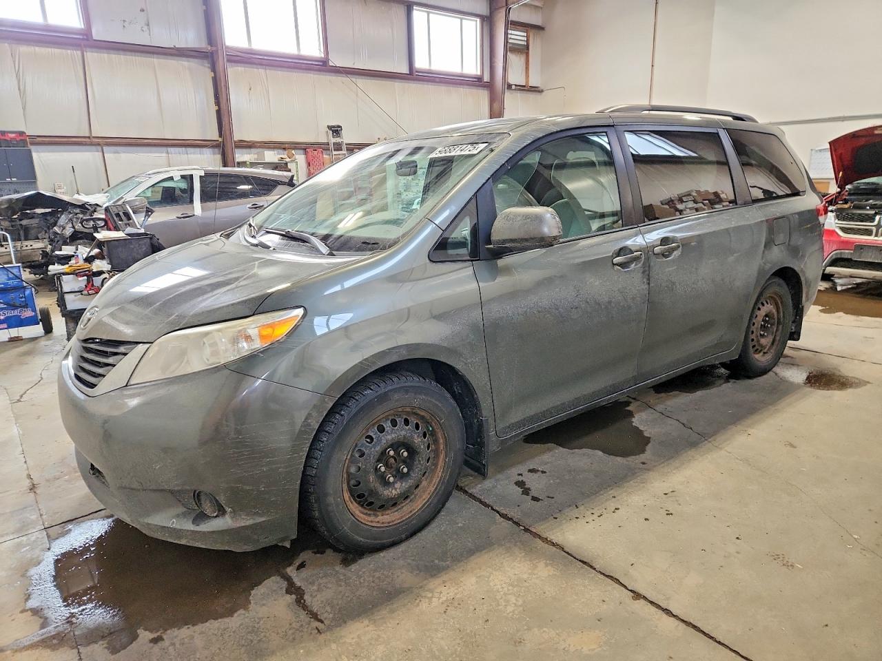 2013 TOYOTA SIENNA