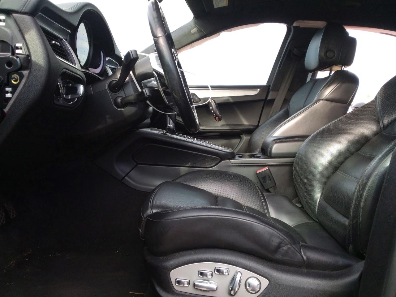 2018 PORSCHE MACAN TURBO photo 13
