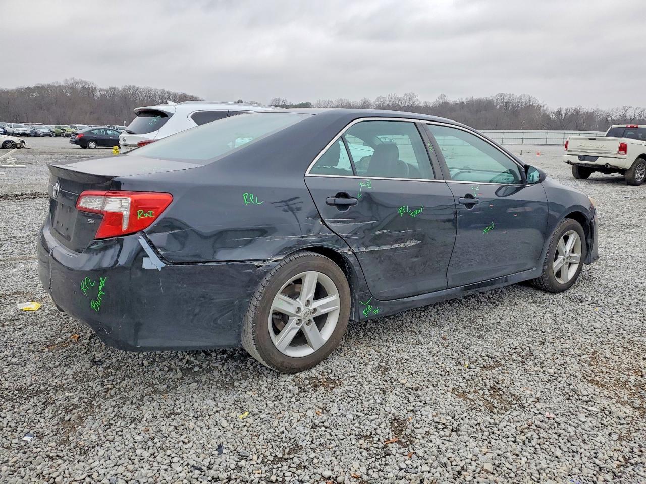 2014 TOYOTA CAMRY L photo 3