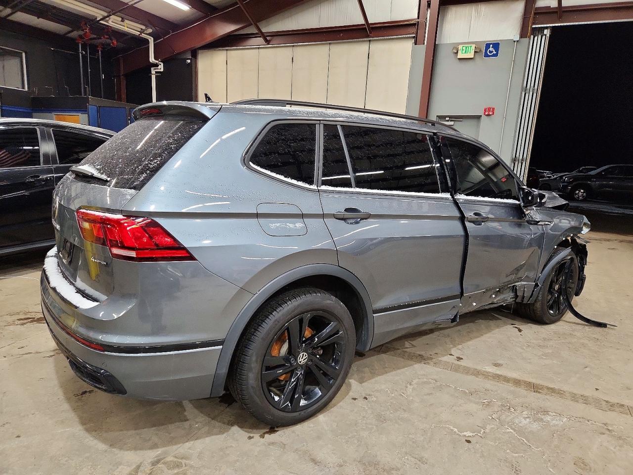 2024 VOLKSWAGEN TIGUAN SE R-LINE BLACK photo 3