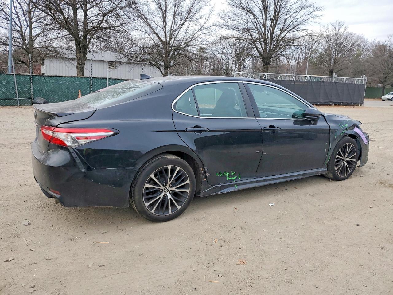 2019 TOYOTA CAMRY L photo 3