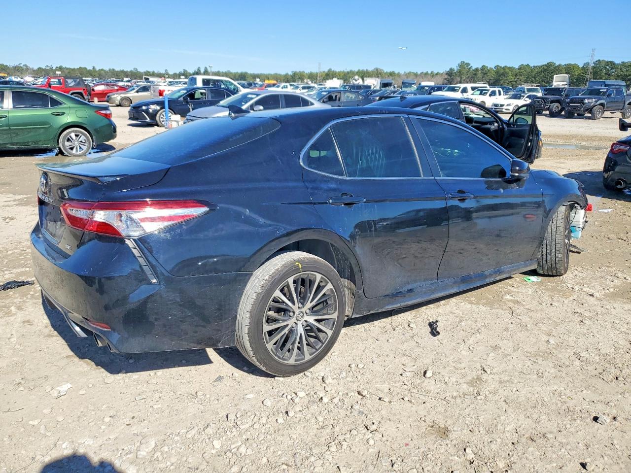 2020 TOYOTA CAMRY SE photo 3