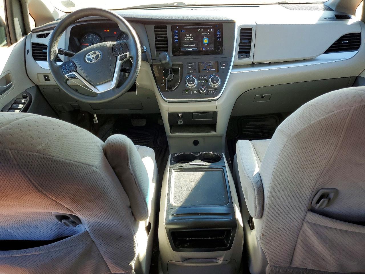 2015 TOYOTA SIENNA LE photo 8