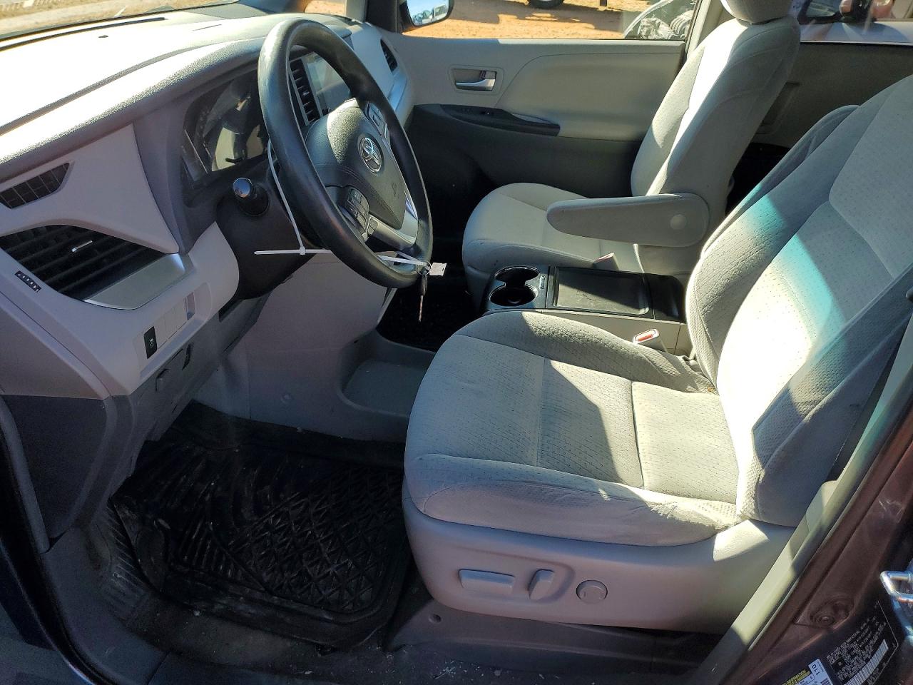 2015 TOYOTA SIENNA LE photo 7