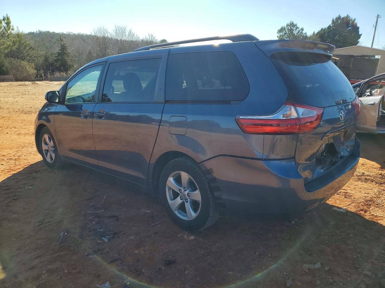 2015 TOYOTA SIENNA LE photo 2