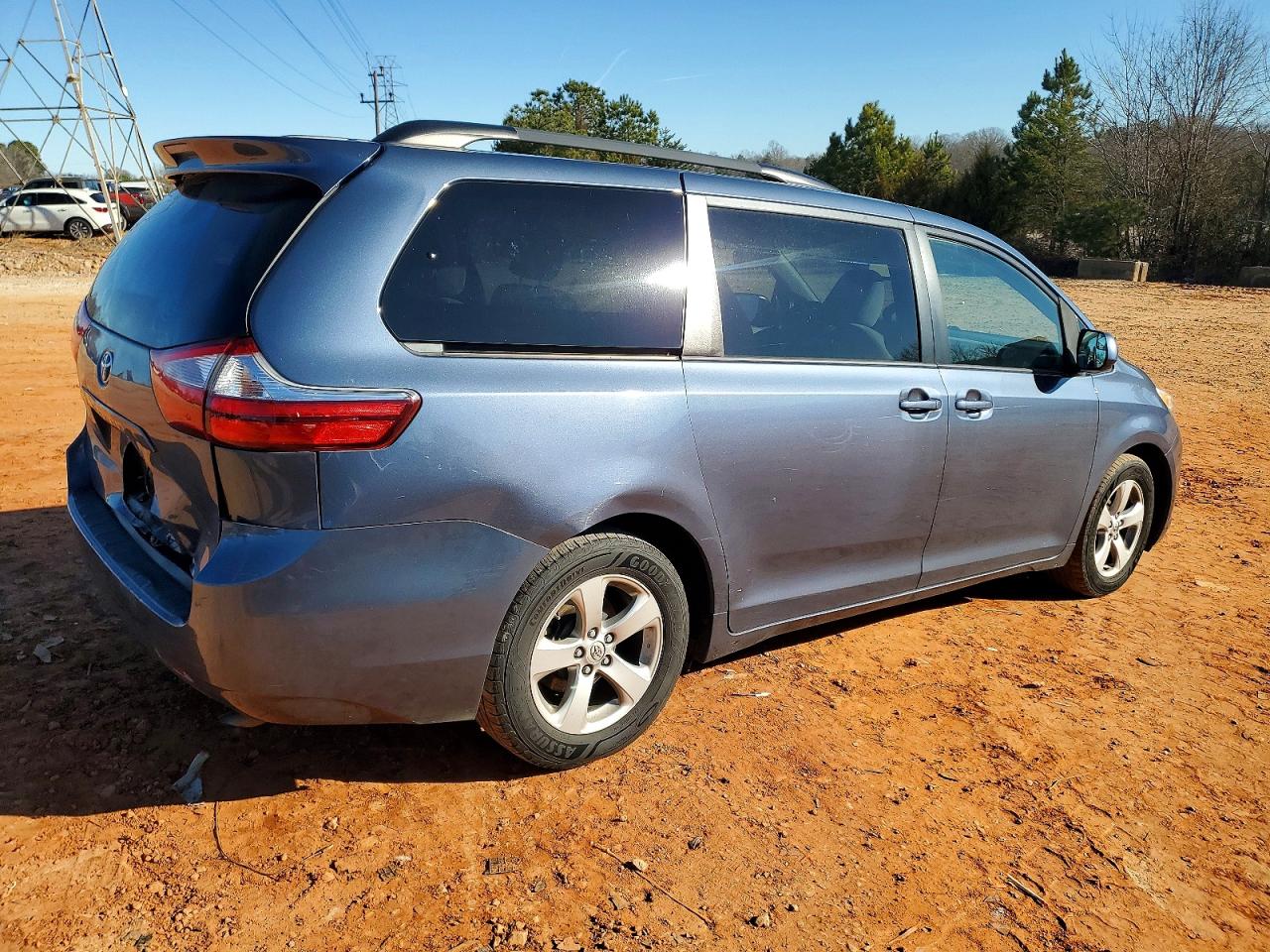 2015 TOYOTA SIENNA LE photo 3