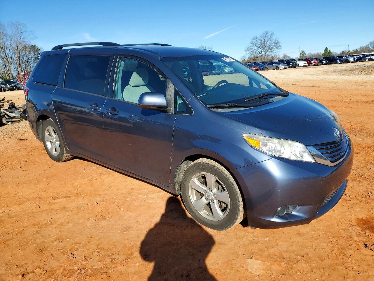 2015 TOYOTA SIENNA LE photo 4