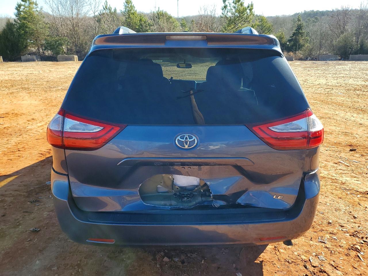 2015 TOYOTA SIENNA LE photo 6