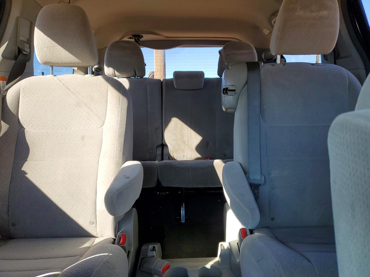 2015 TOYOTA SIENNA LE photo 10