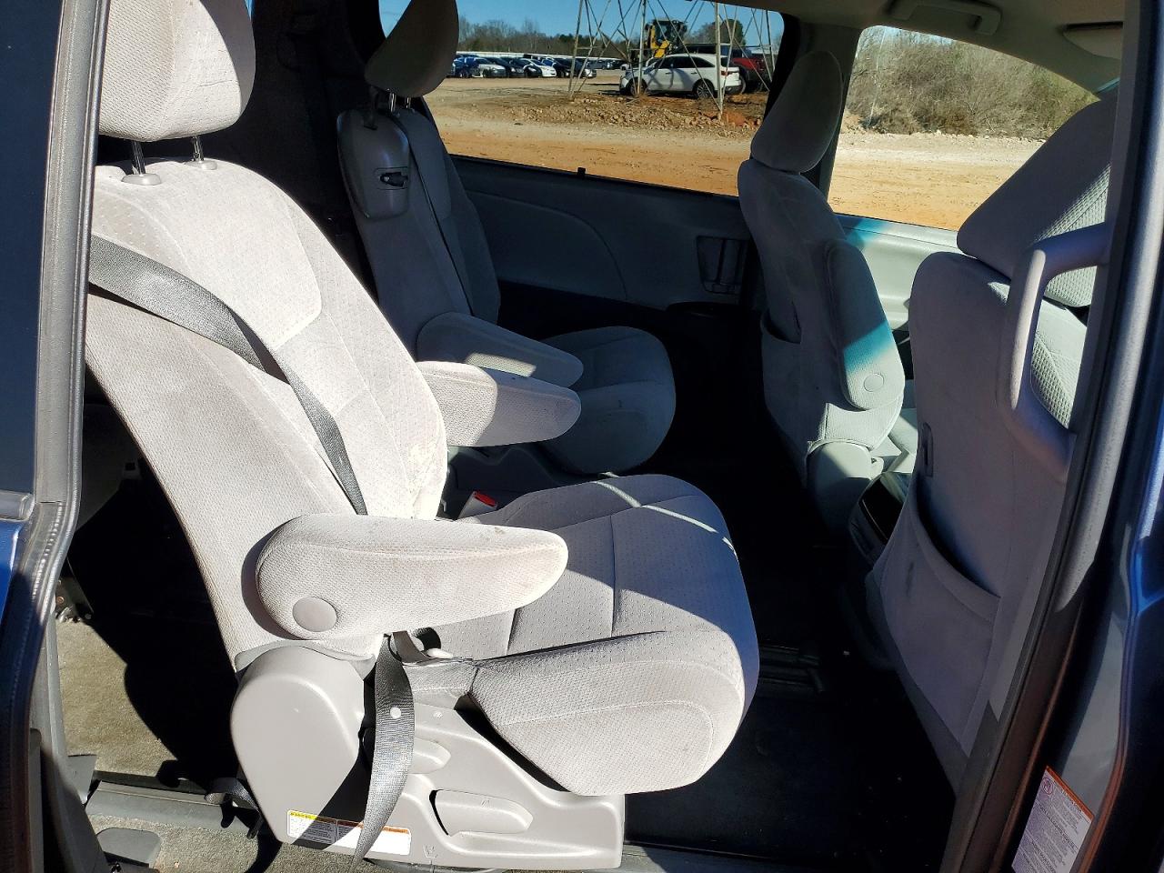 2015 TOYOTA SIENNA LE photo 11