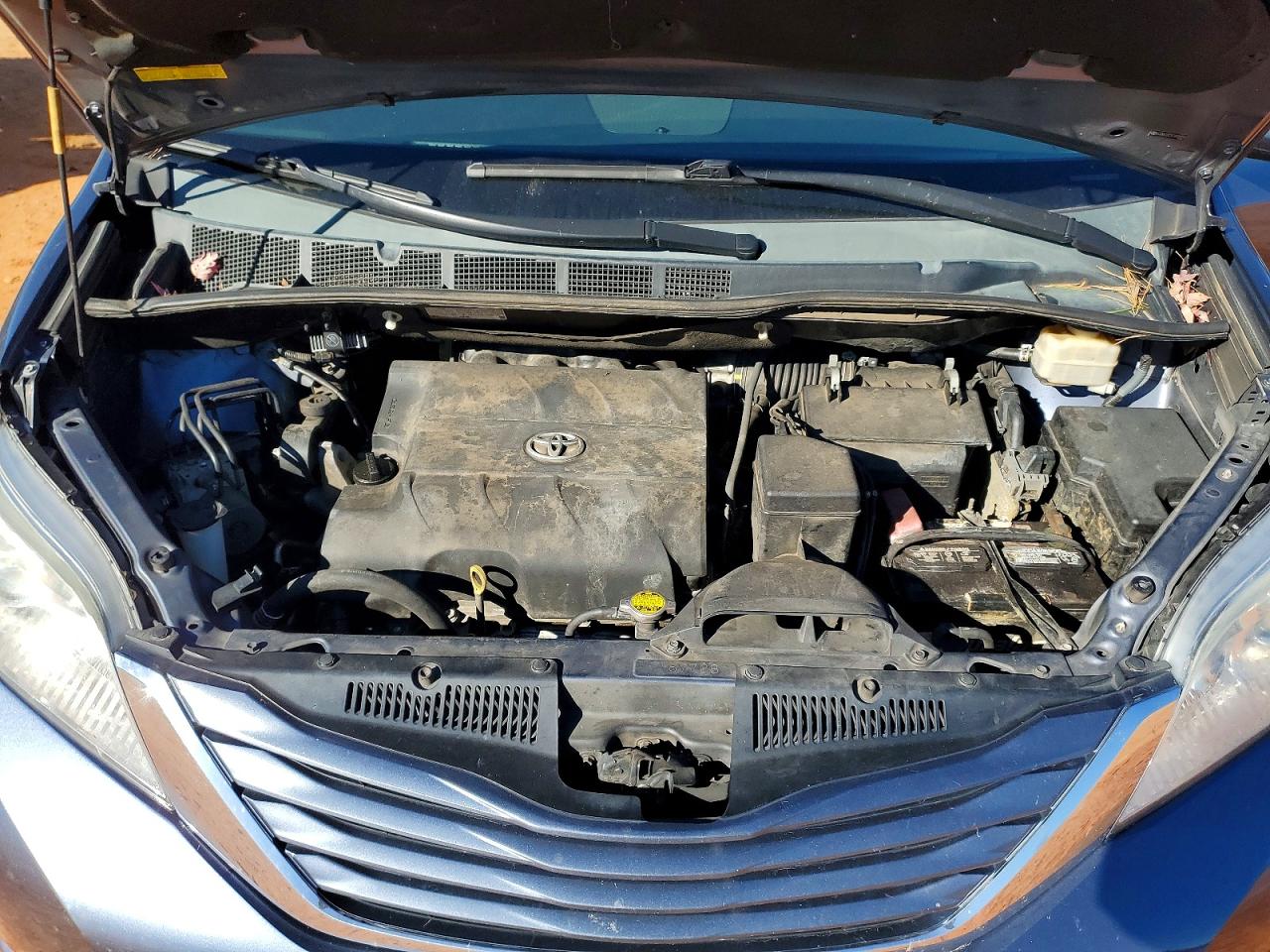 2015 TOYOTA SIENNA LE photo 12