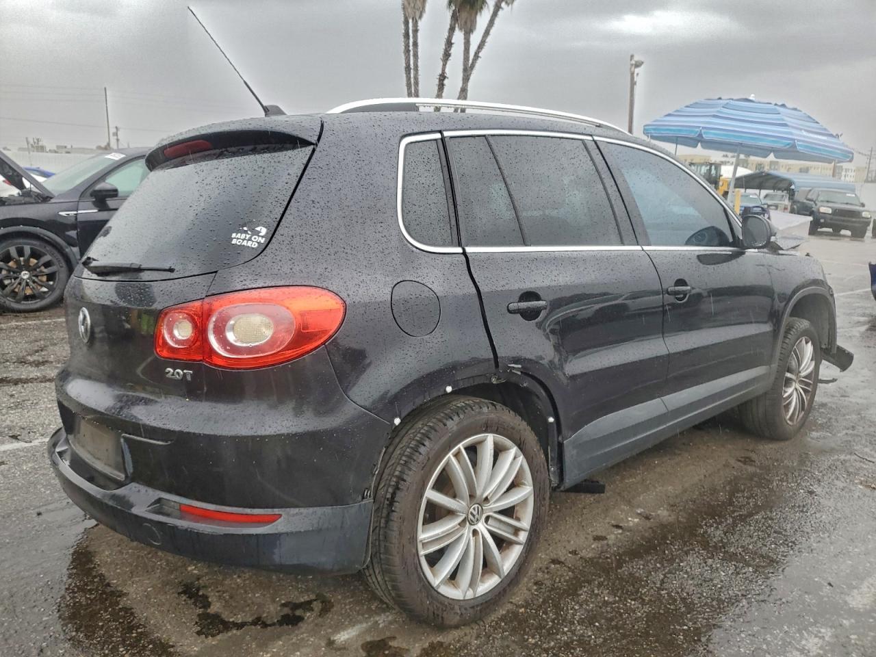 2011 VOLKSWAGEN TIGUAN S photo 3