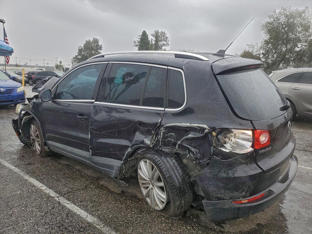 2011 VOLKSWAGEN TIGUAN S photo 2