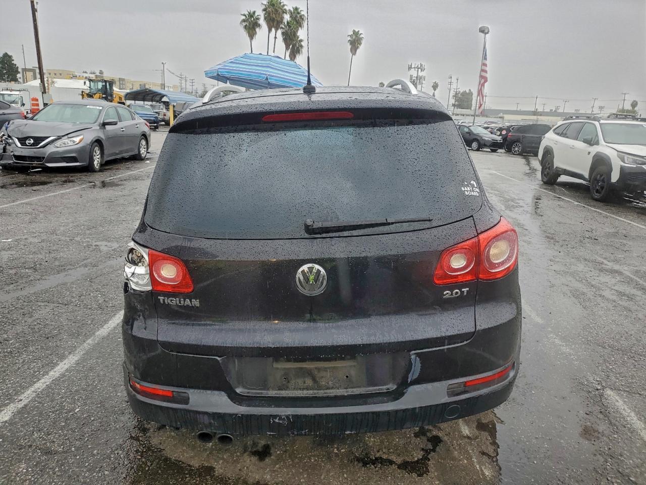 2011 VOLKSWAGEN TIGUAN S photo 6