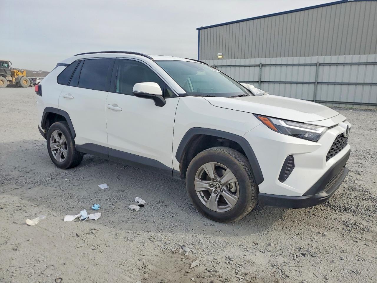 2022 TOYOTA RAV4 XLE photo 4