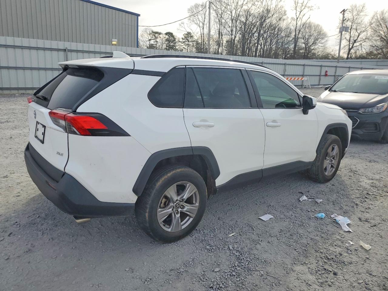 2022 TOYOTA RAV4 XLE photo 3