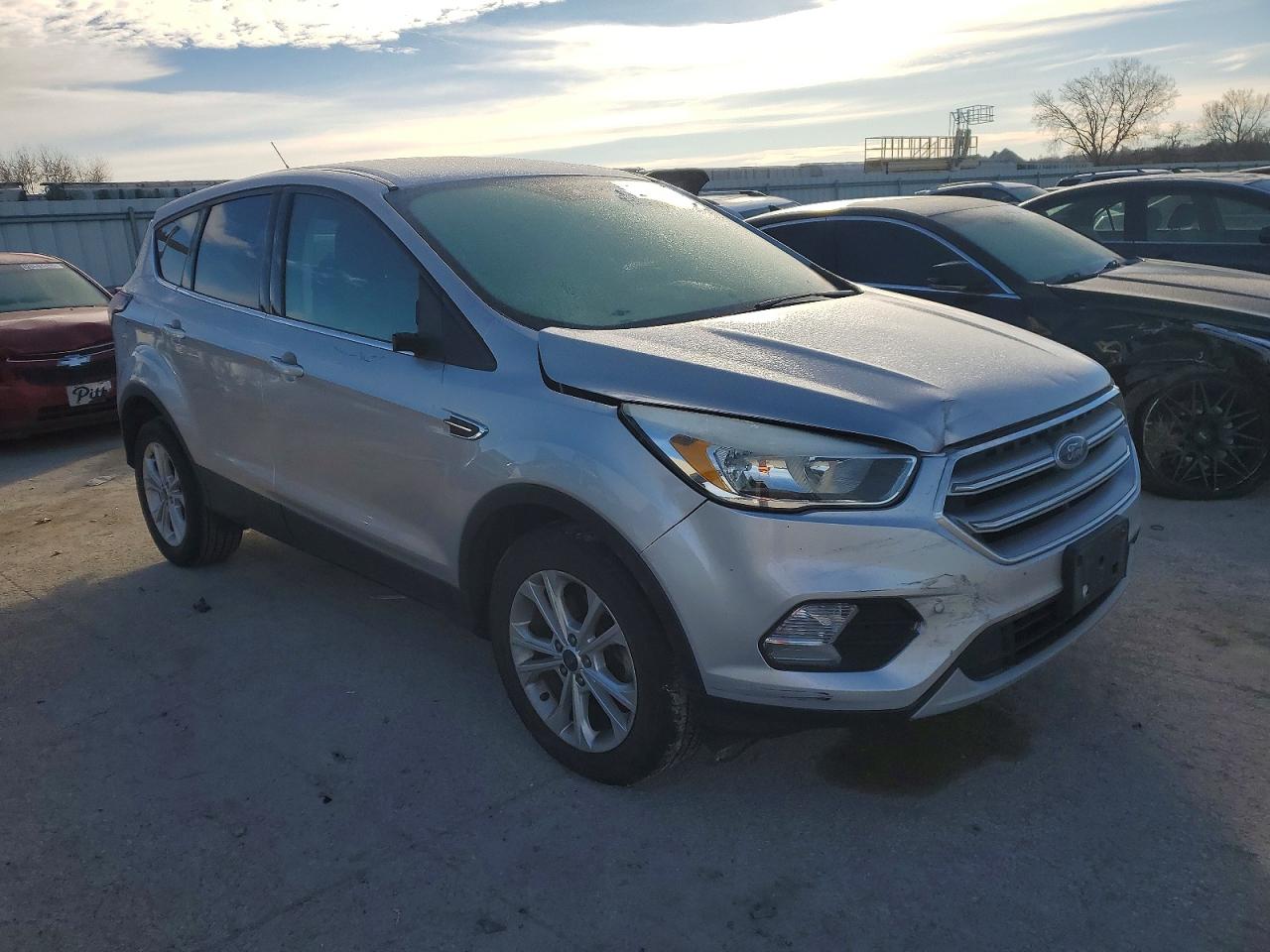 2017 FORD ESCAPE SE photo 4