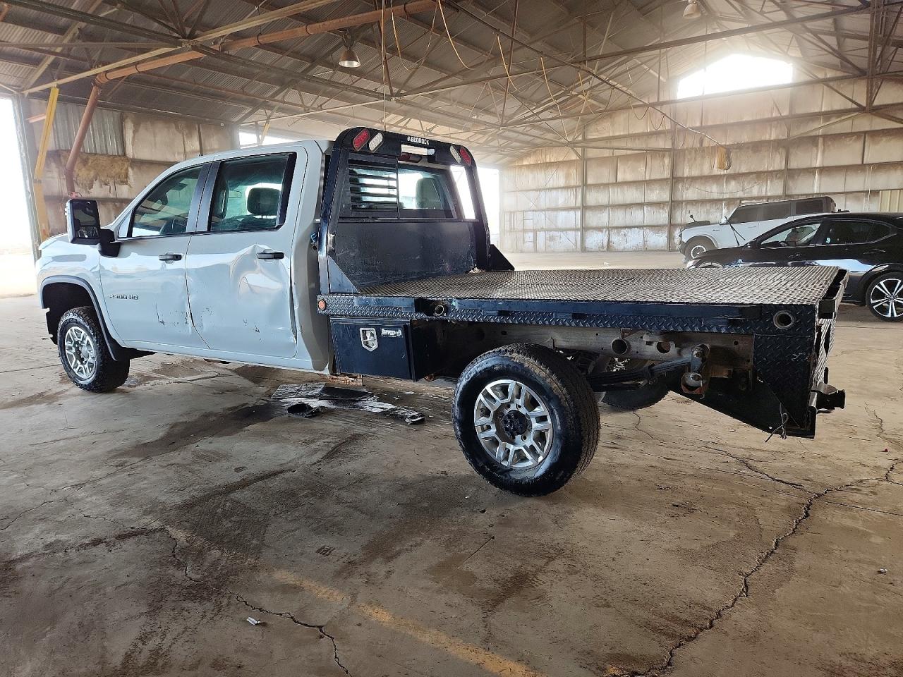 2024 CHEVROLET SILVERADO K2500 HEAVY DUTY photo 2