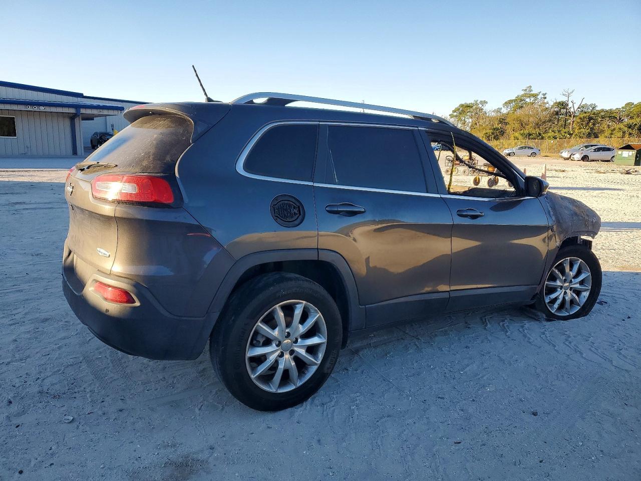 2015 JEEP CHEROKEE LATITUDE photo 3