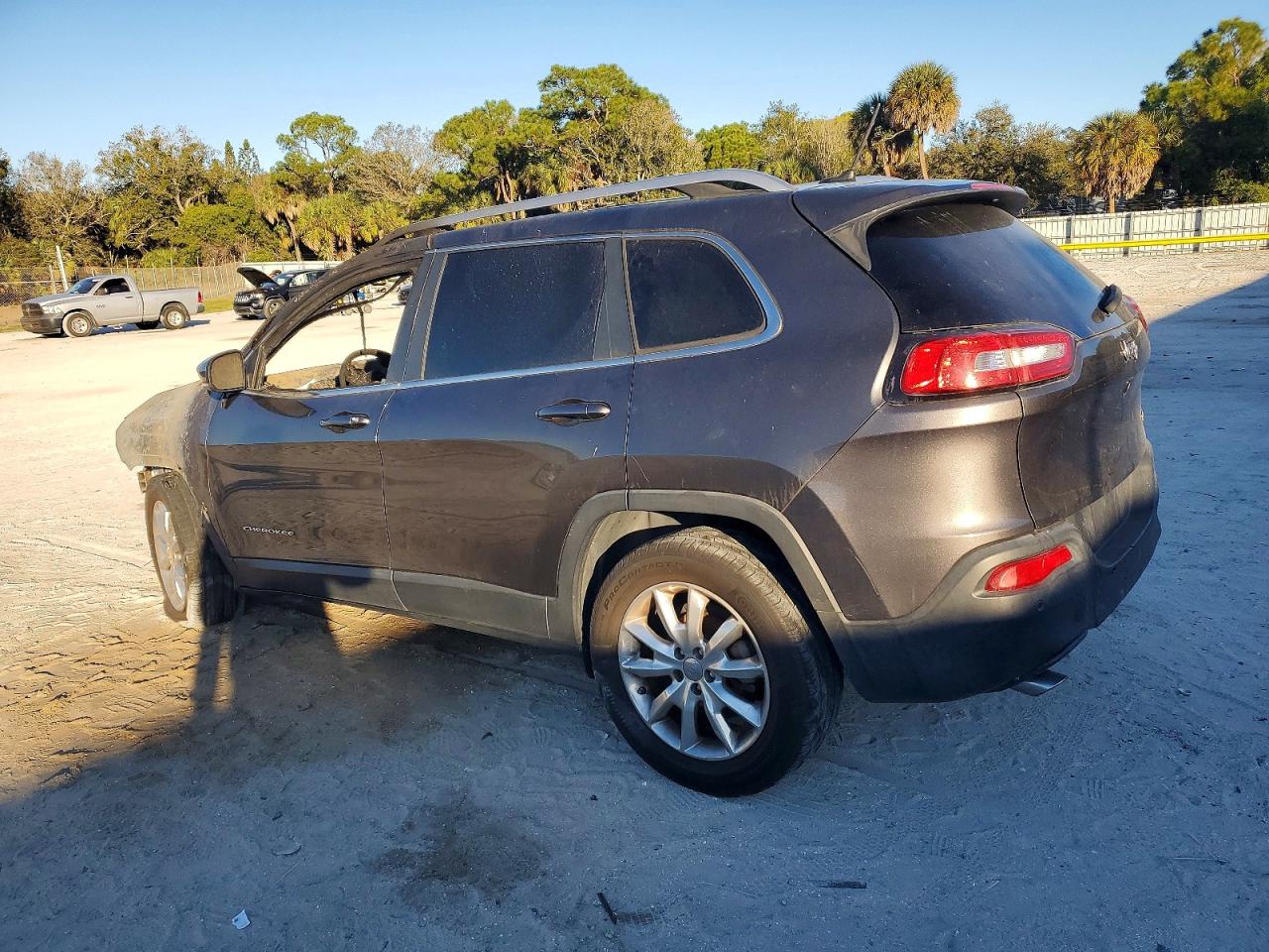 2015 JEEP CHEROKEE LATITUDE photo 2