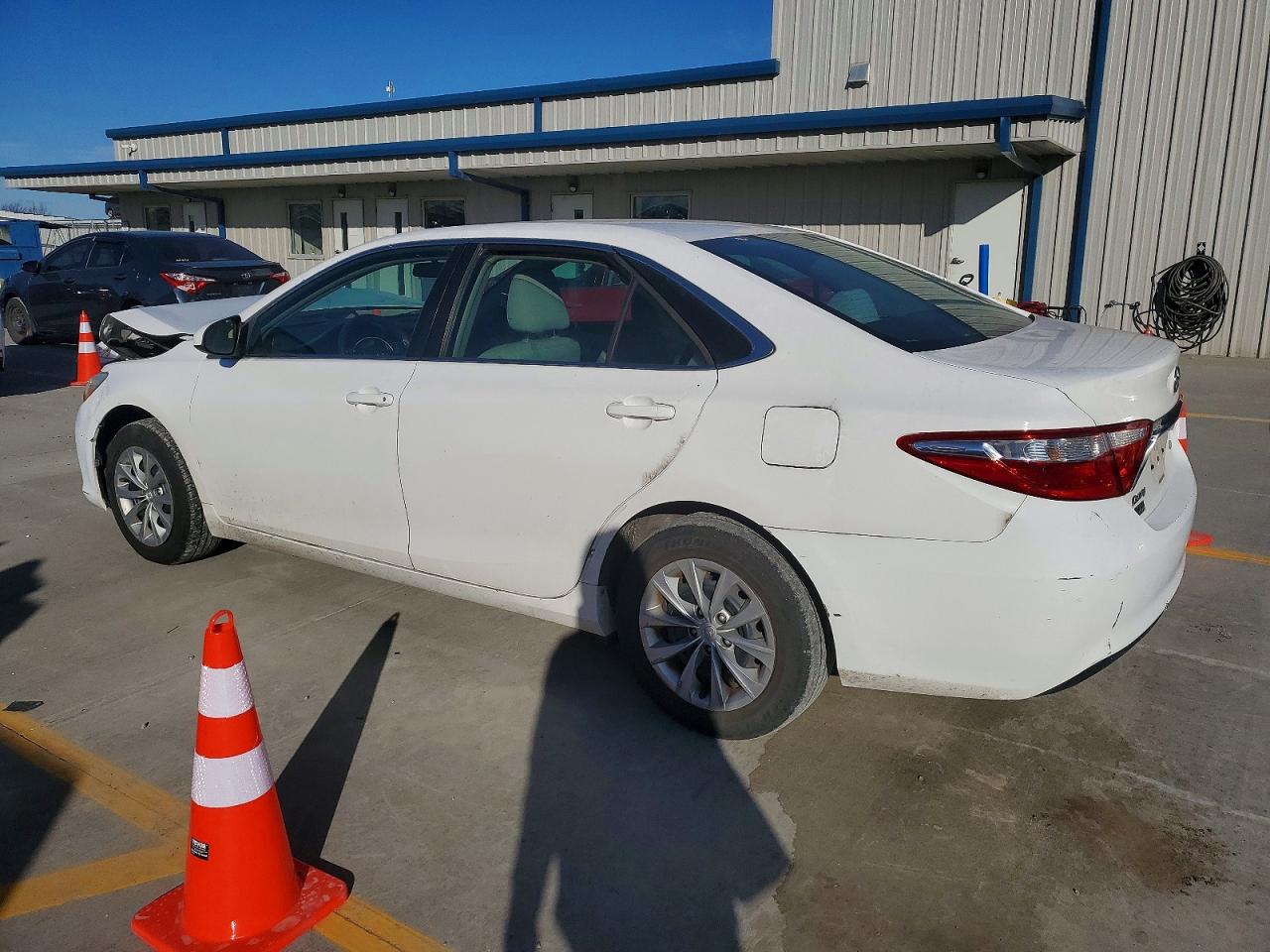 2015 TOYOTA CAMRY LE photo 3