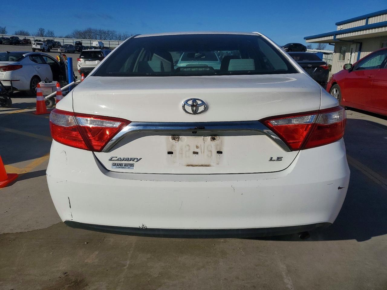 2015 TOYOTA CAMRY LE photo 11