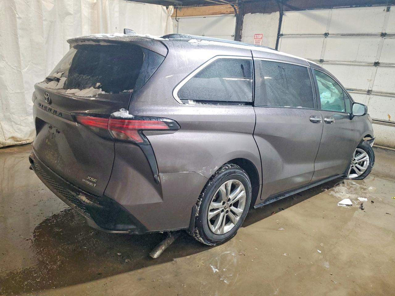 2022 TOYOTA SIENNA XSE photo 3