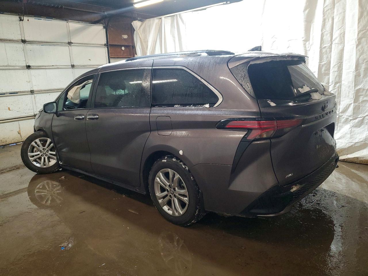 2022 TOYOTA SIENNA XSE photo 2