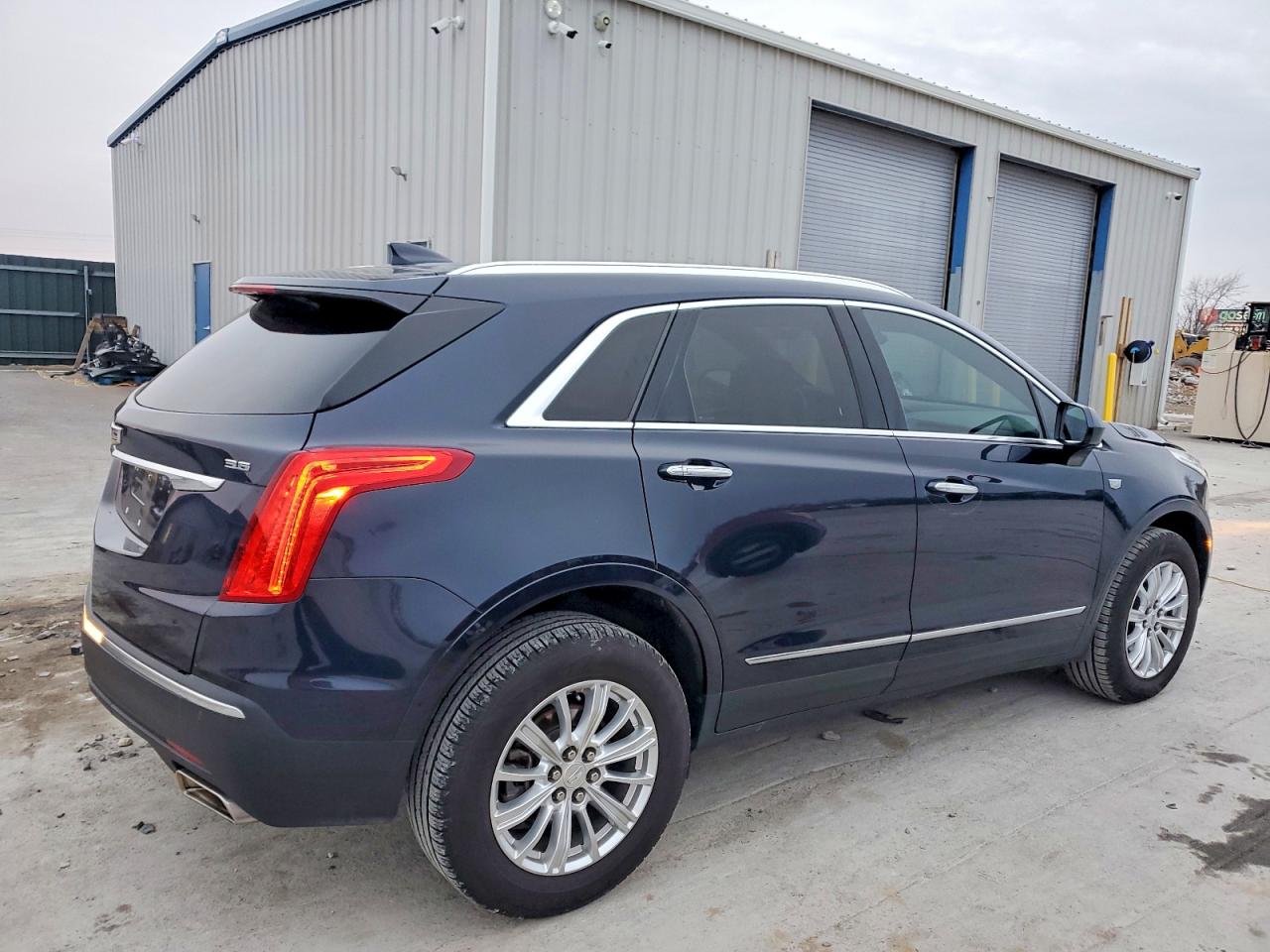 2017 CADILLAC XT5 photo 3