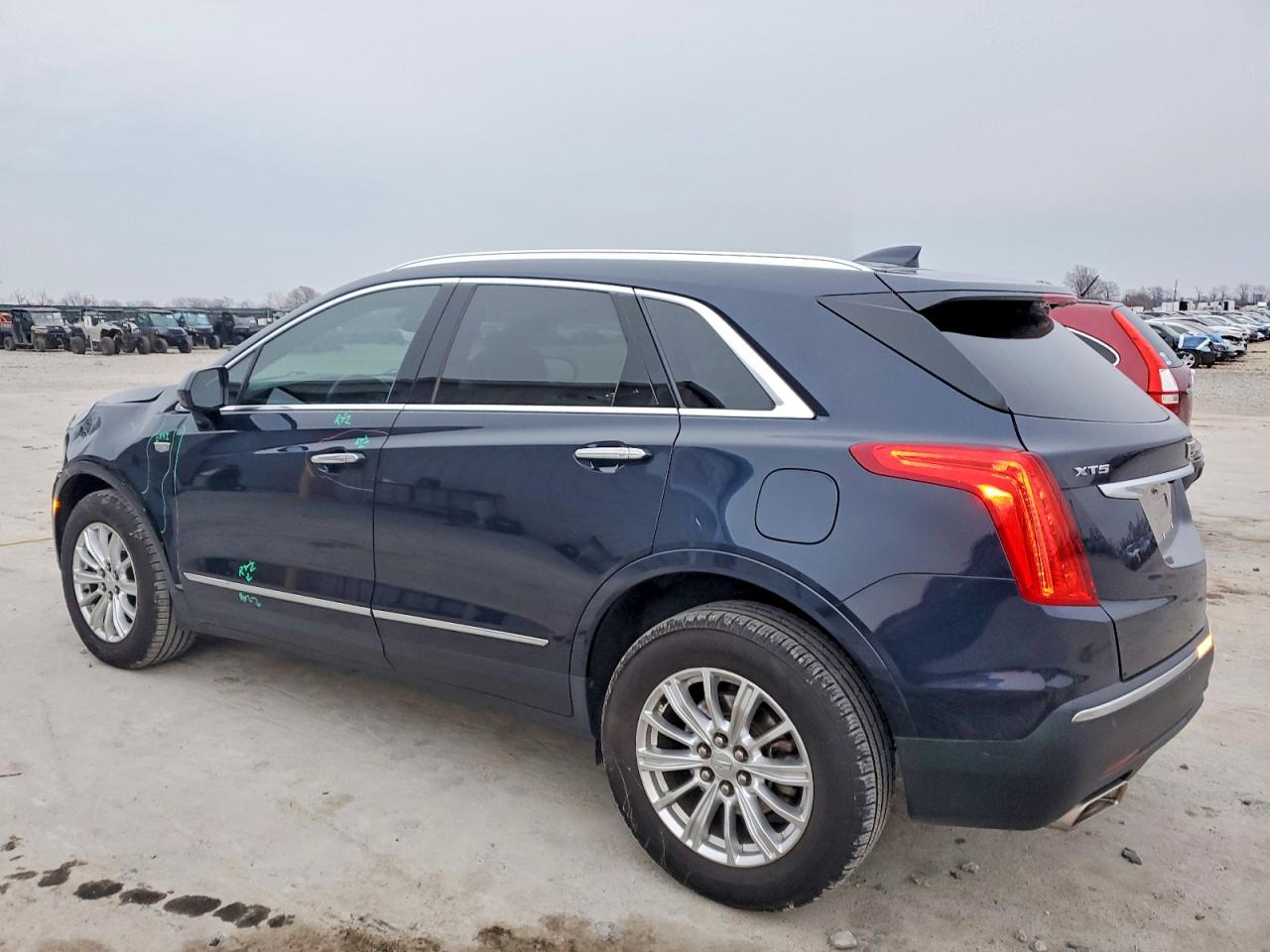 2017 CADILLAC XT5 photo 2