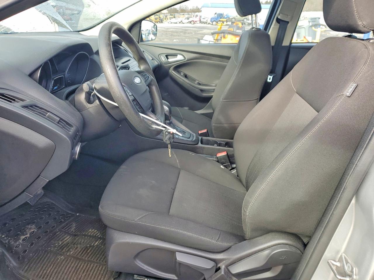 2017 FORD FOCUS SE photo 13