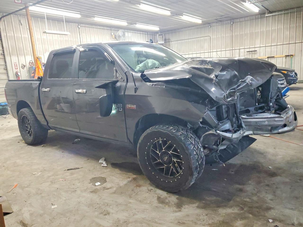 2017 RAM 1500 SLT photo 4