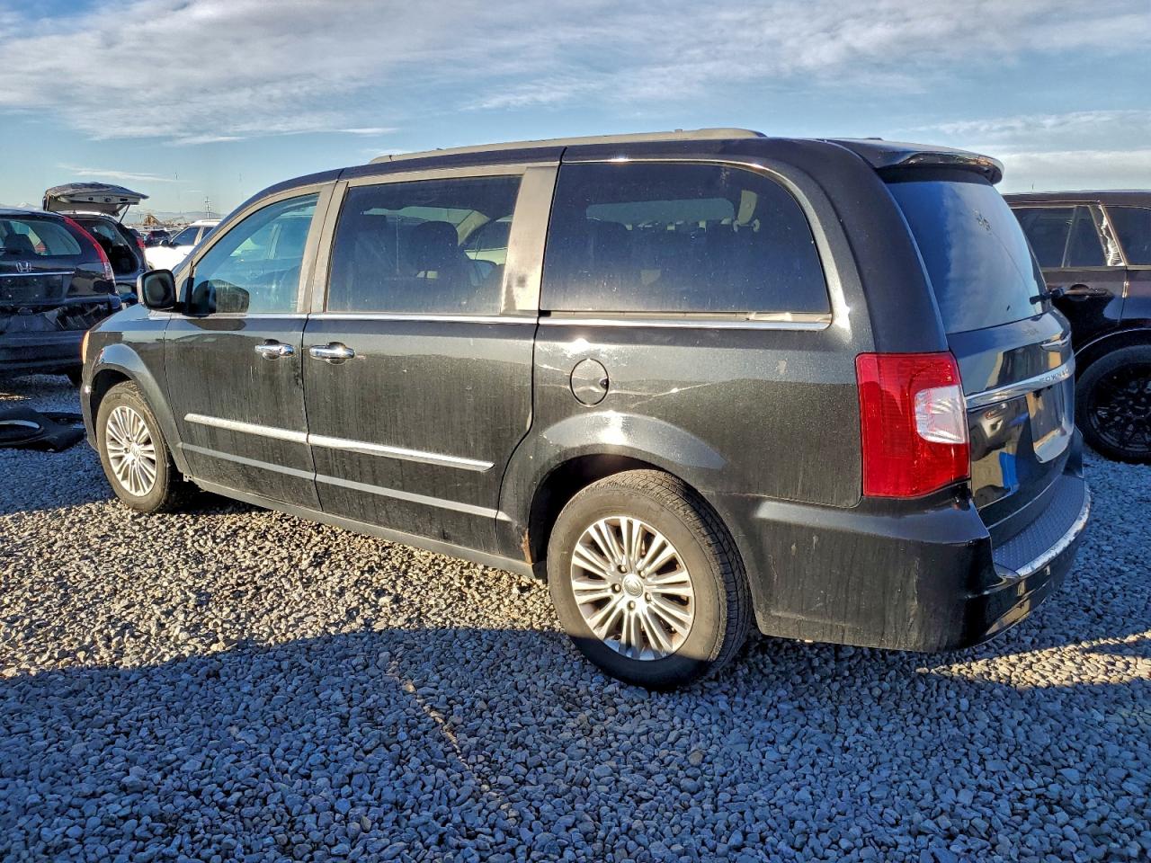2013 CHRYSLER TOWN & COUNTRY TOURING L photo 2
