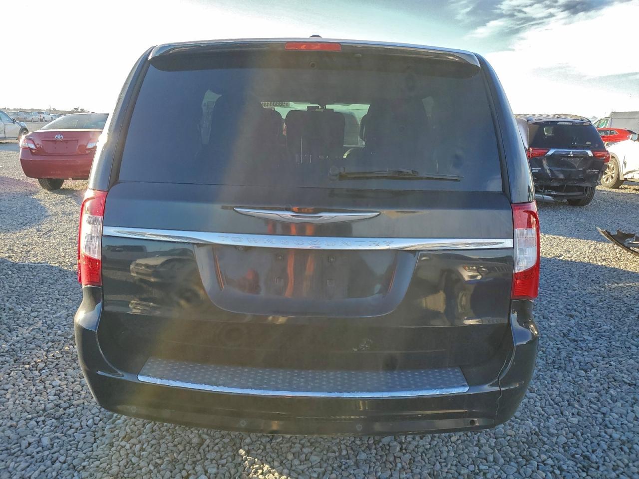 2013 CHRYSLER TOWN & COUNTRY TOURING L photo 6