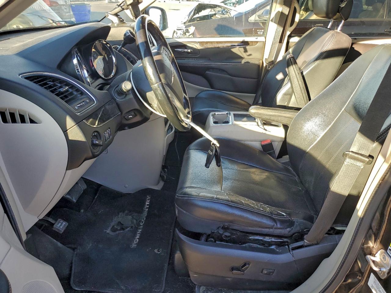 2013 CHRYSLER TOWN & COUNTRY TOURING L photo 7