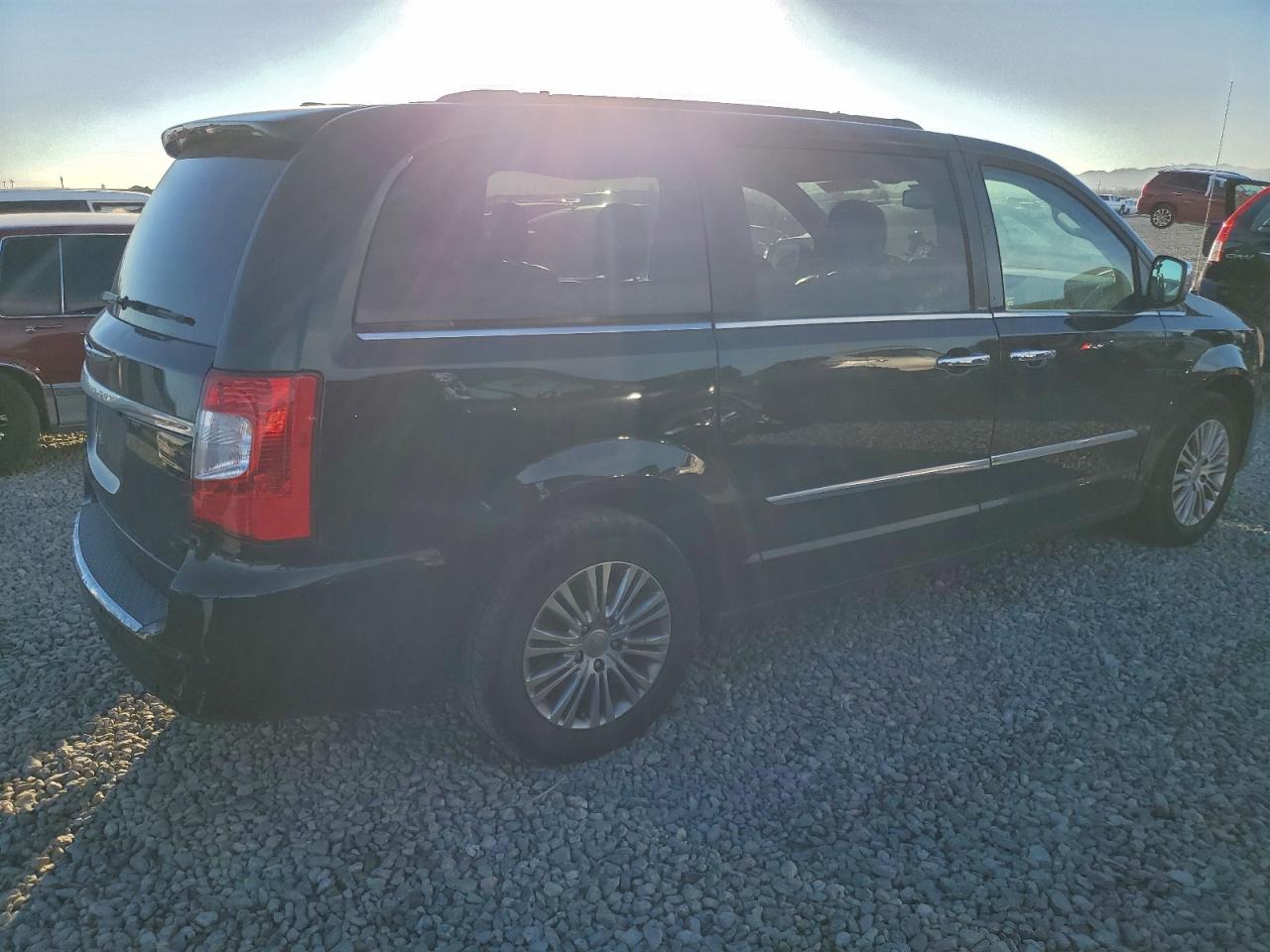 2013 CHRYSLER TOWN & COUNTRY TOURING L photo 3