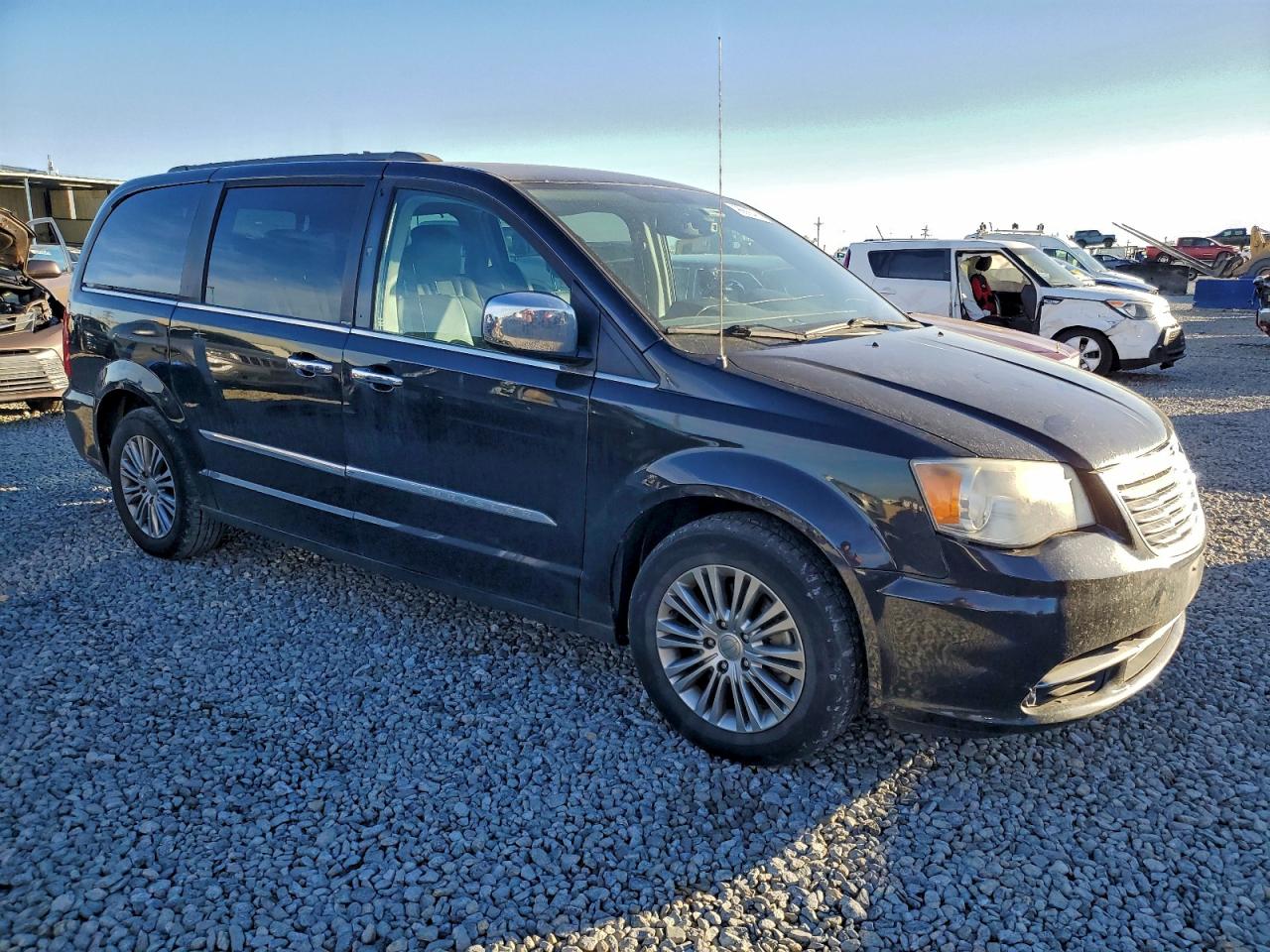 2013 CHRYSLER TOWN & COUNTRY TOURING L photo 4
