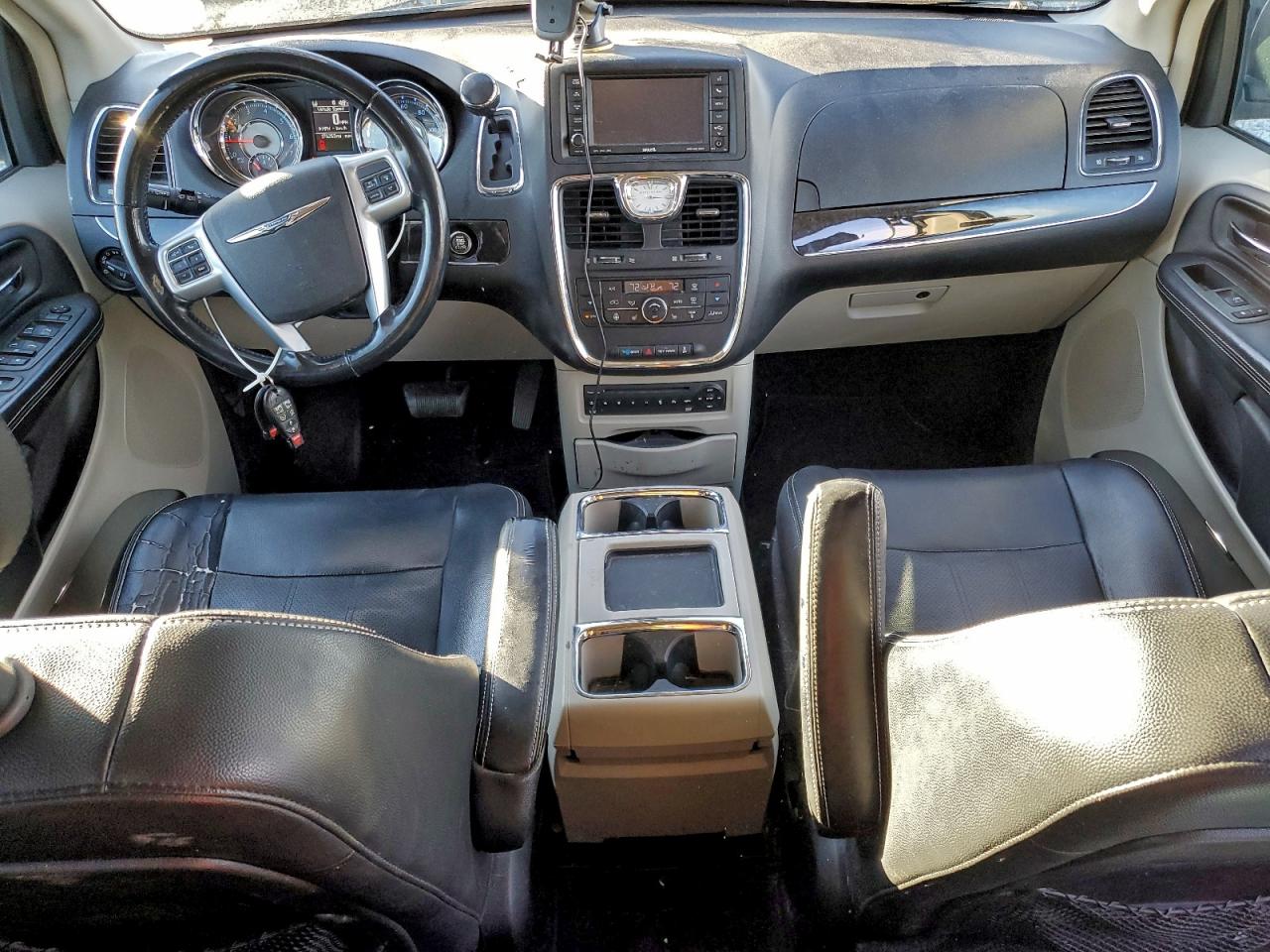 2013 CHRYSLER TOWN & COUNTRY TOURING L photo 8