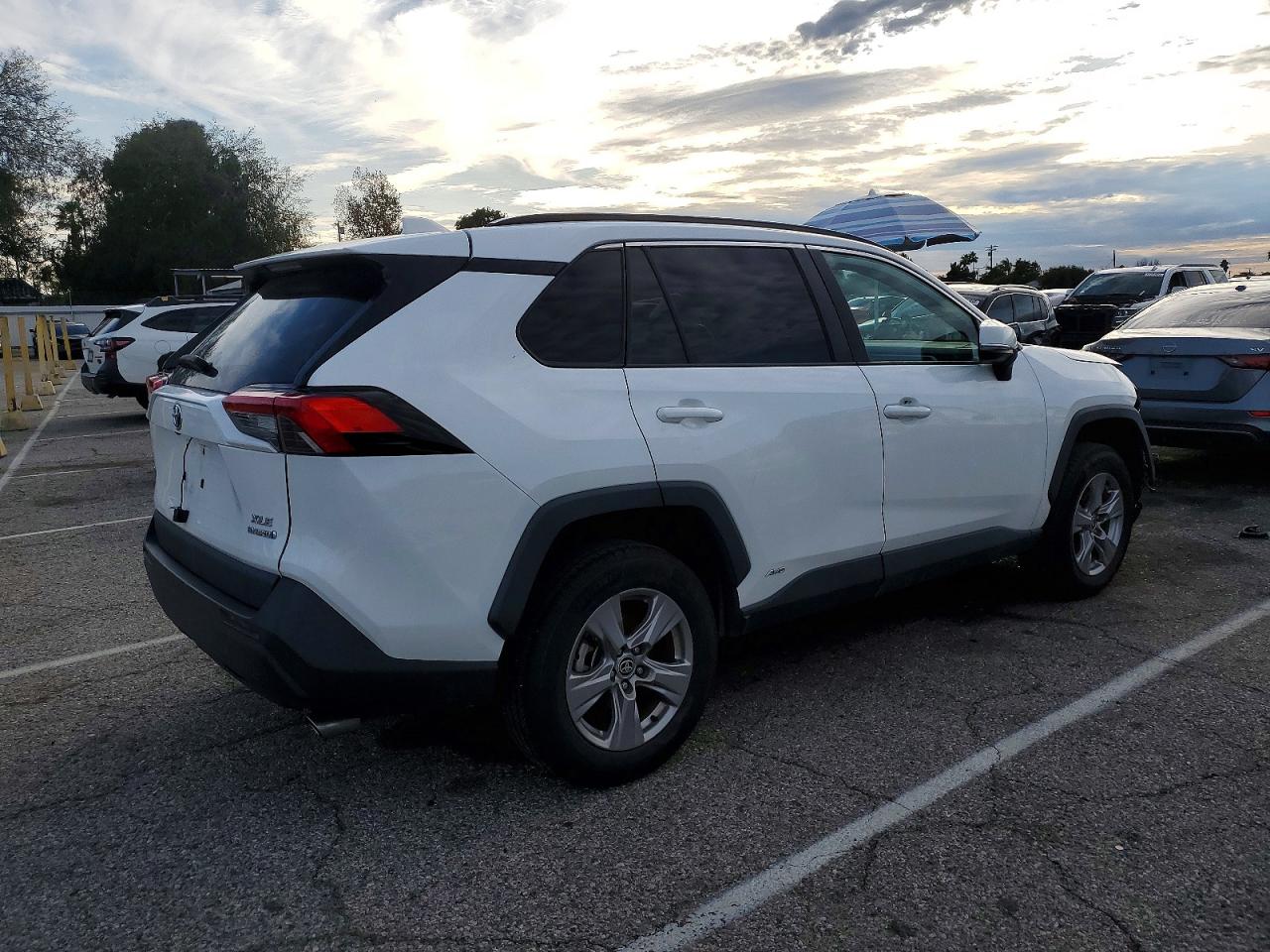 2022 TOYOTA RAV4 XLE photo 3
