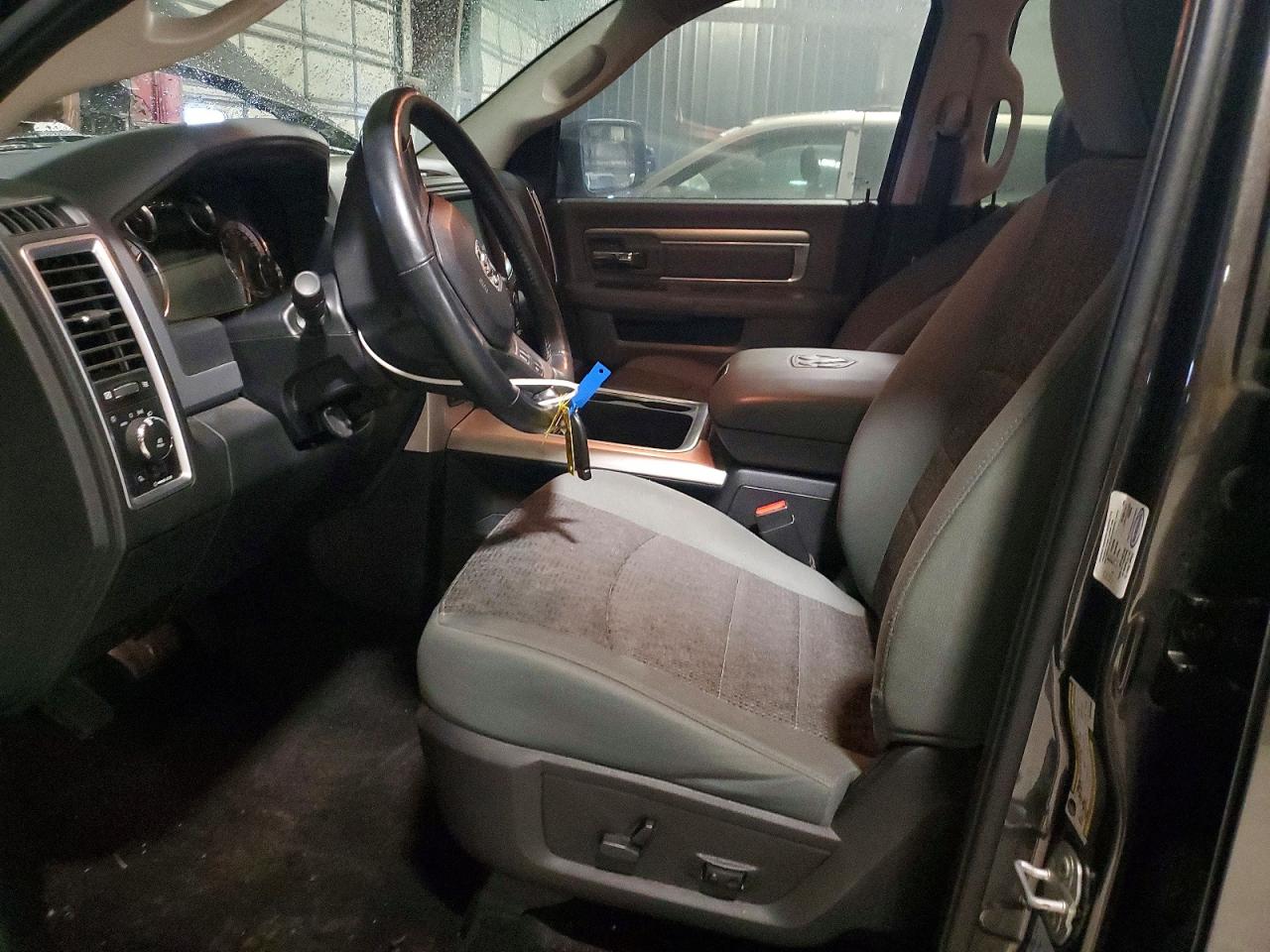 2016 RAM 1500 SLT photo 7
